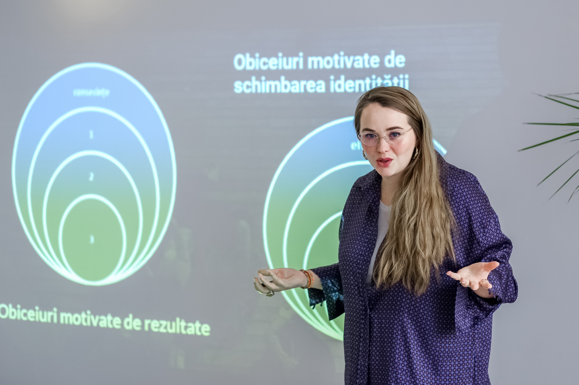 Femeie în meditație cu petale plutitoare — esența reconectării interioare