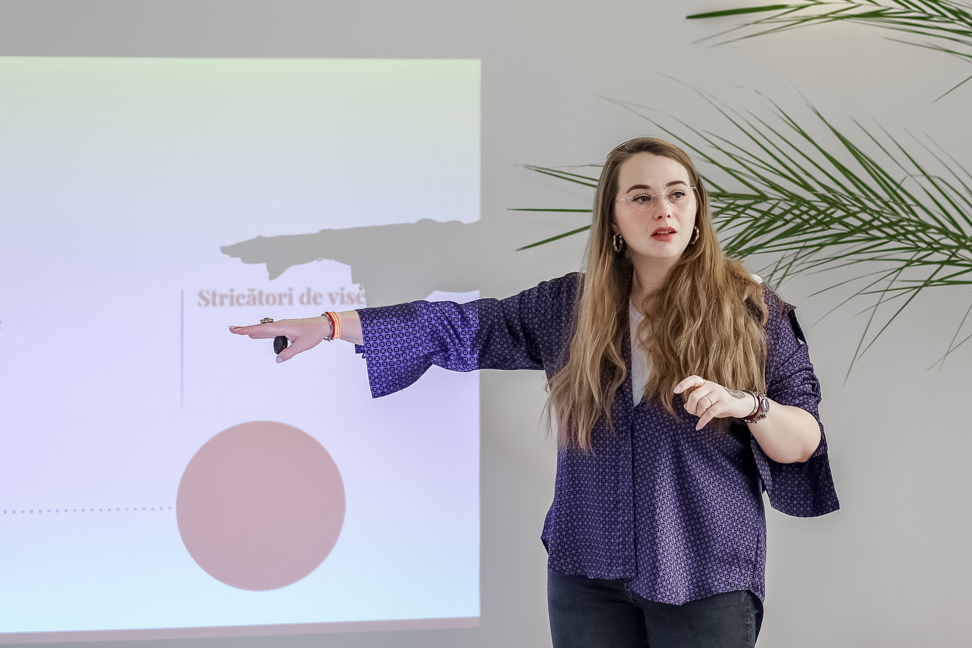 Femeie în meditație cu petale plutitoare — esența reconectării interioare